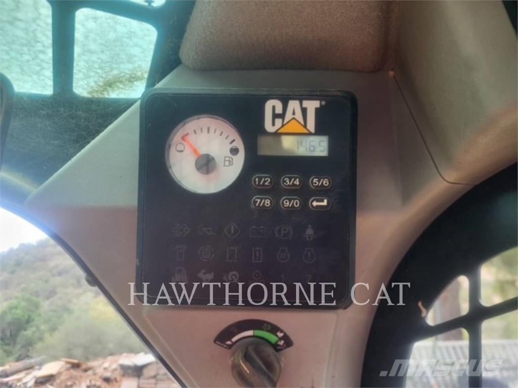 CAT 242D Lietoti riteņu kompaktiekrāvēji