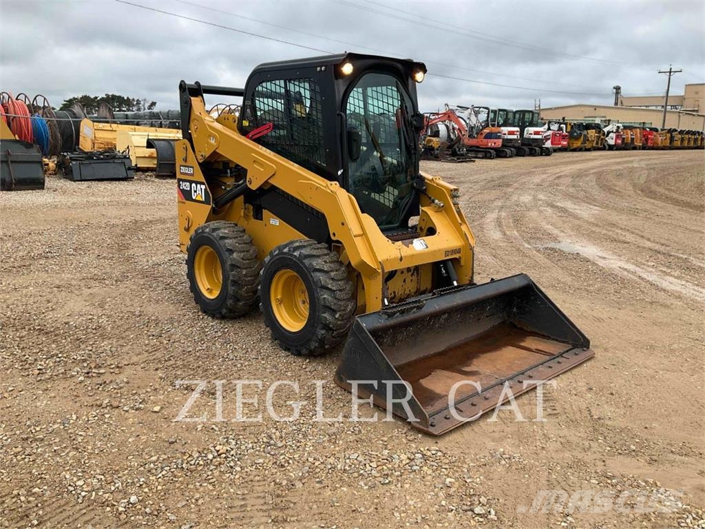 CAT 242D Lietoti riteņu kompaktiekrāvēji