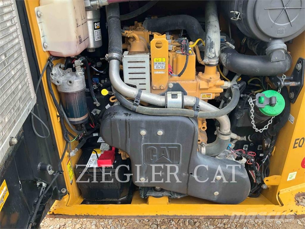 CAT 242D Lietoti riteņu kompaktiekrāvēji