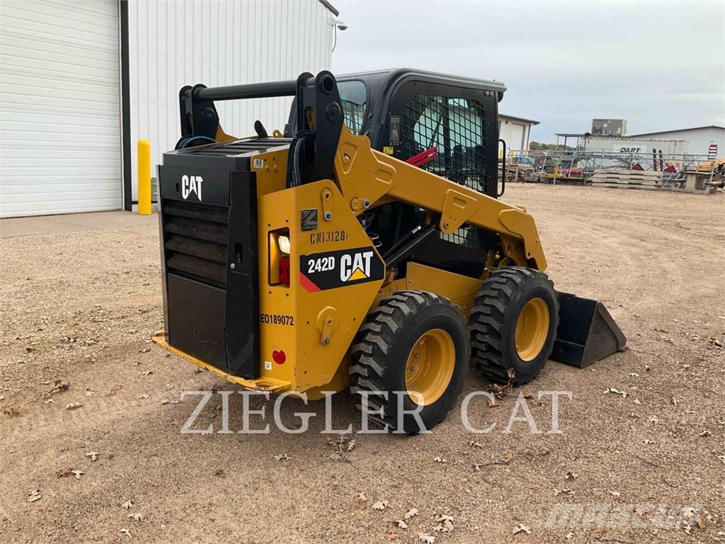 CAT 242D Lietoti riteņu kompaktiekrāvēji