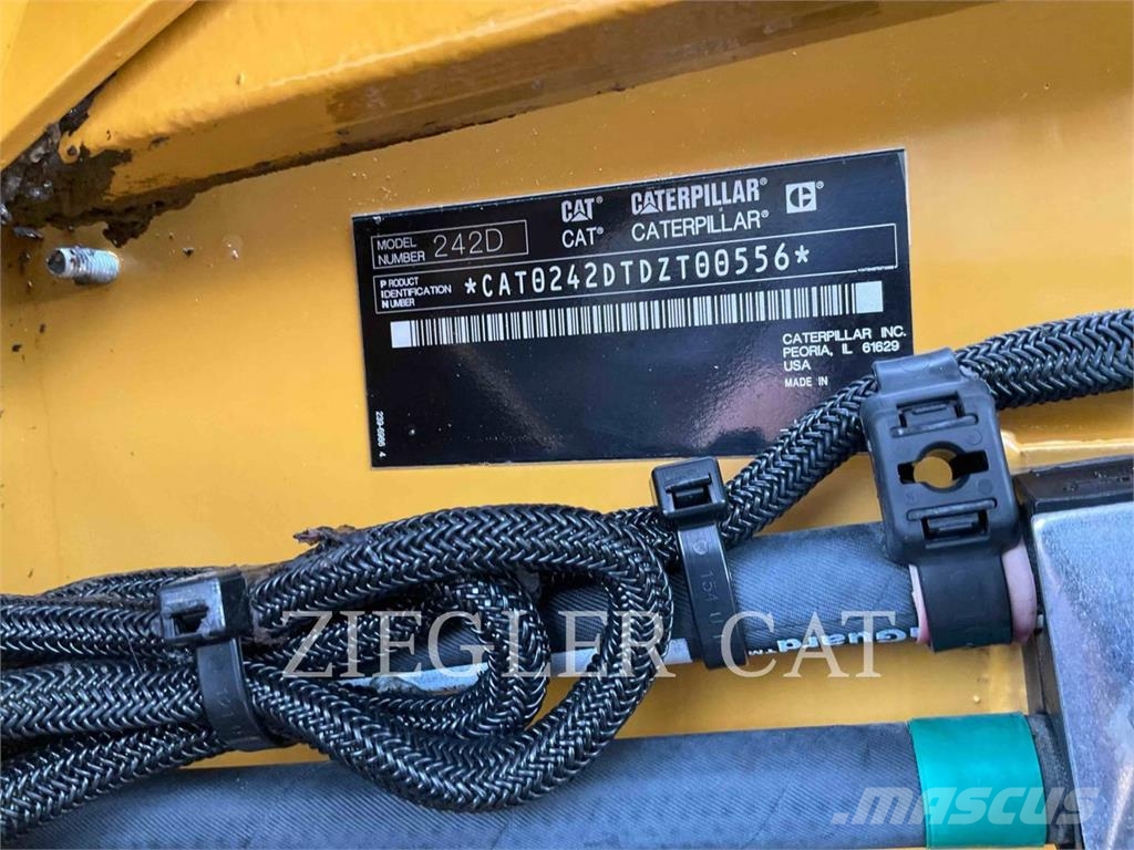 CAT 242D Lietoti riteņu kompaktiekrāvēji