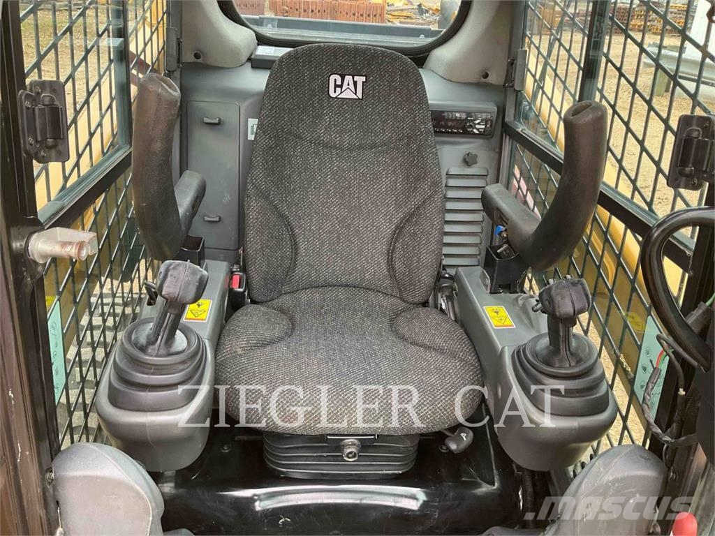 CAT 242D Lietoti riteņu kompaktiekrāvēji