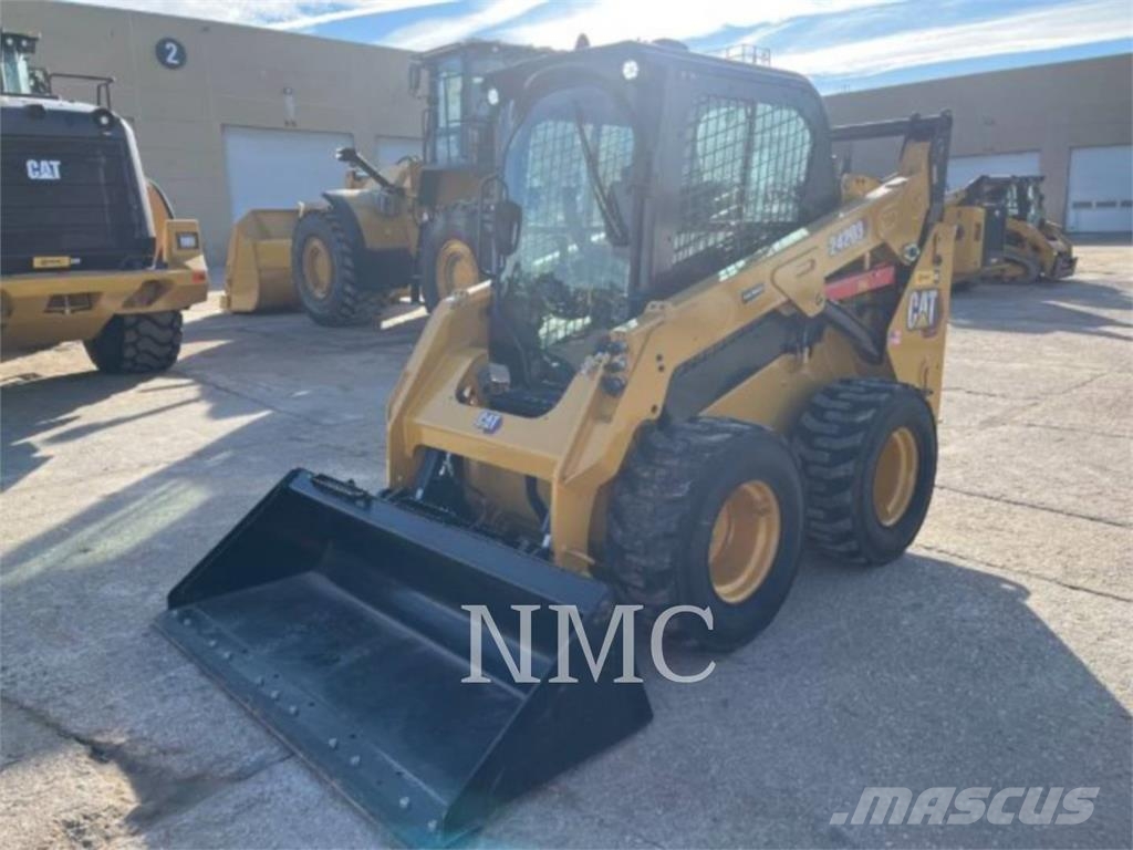 CAT 242D3 لوادر انزلاقية التوجيه
