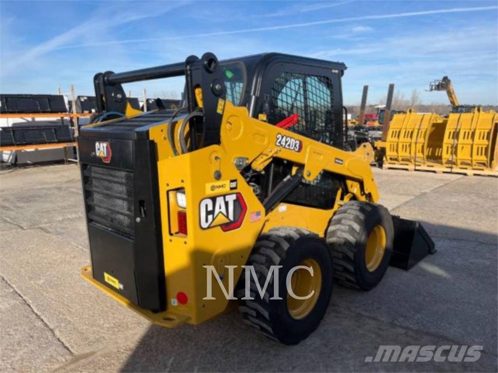 CAT 242D3 لوادر انزلاقية التوجيه