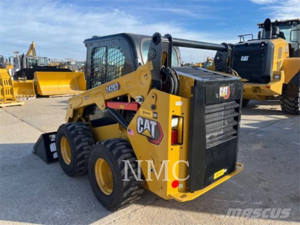 CAT 242D3 لوادر انزلاقية التوجيه