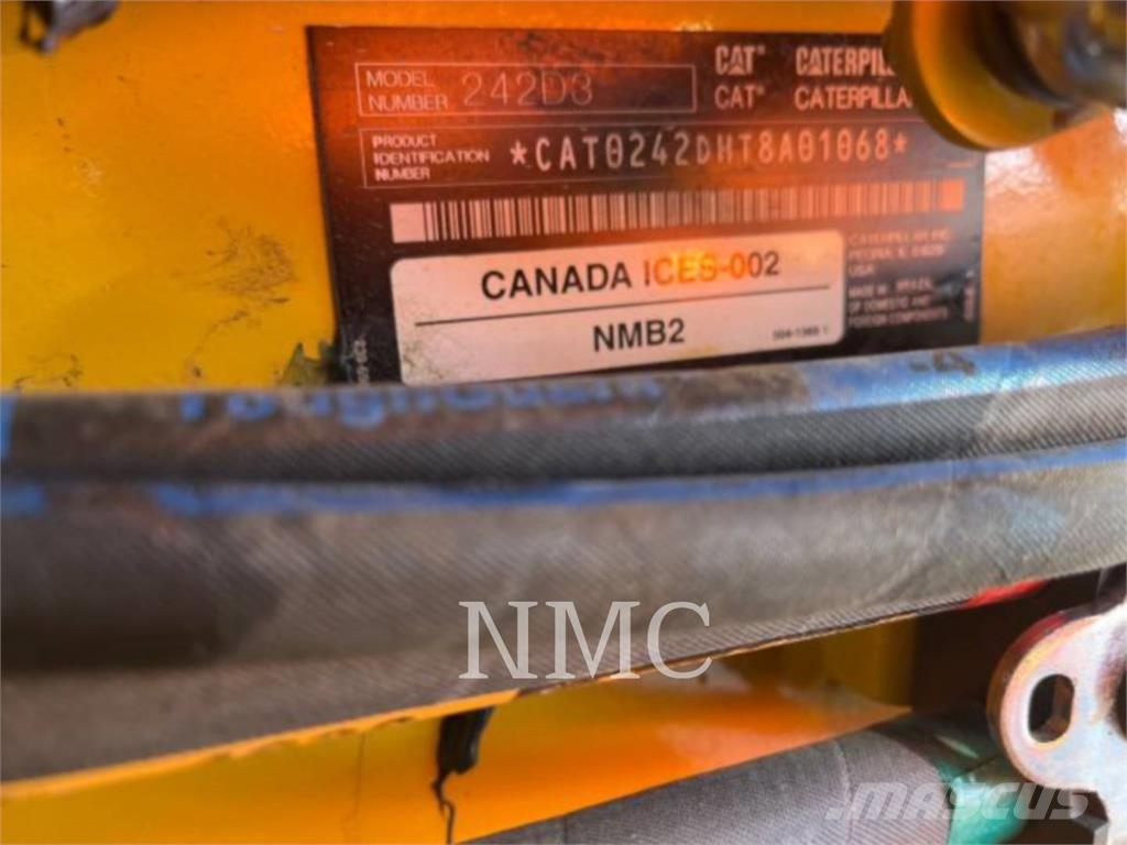 CAT 242D3 لوادر انزلاقية التوجيه