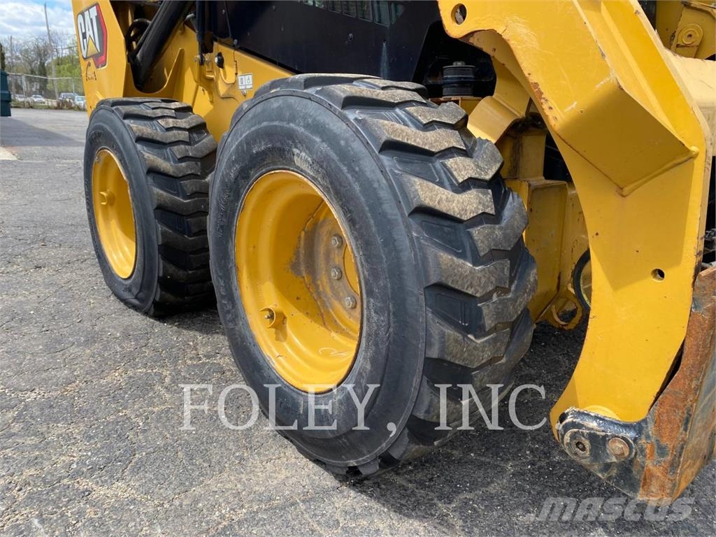 CAT 242D3 Skid steer loaders