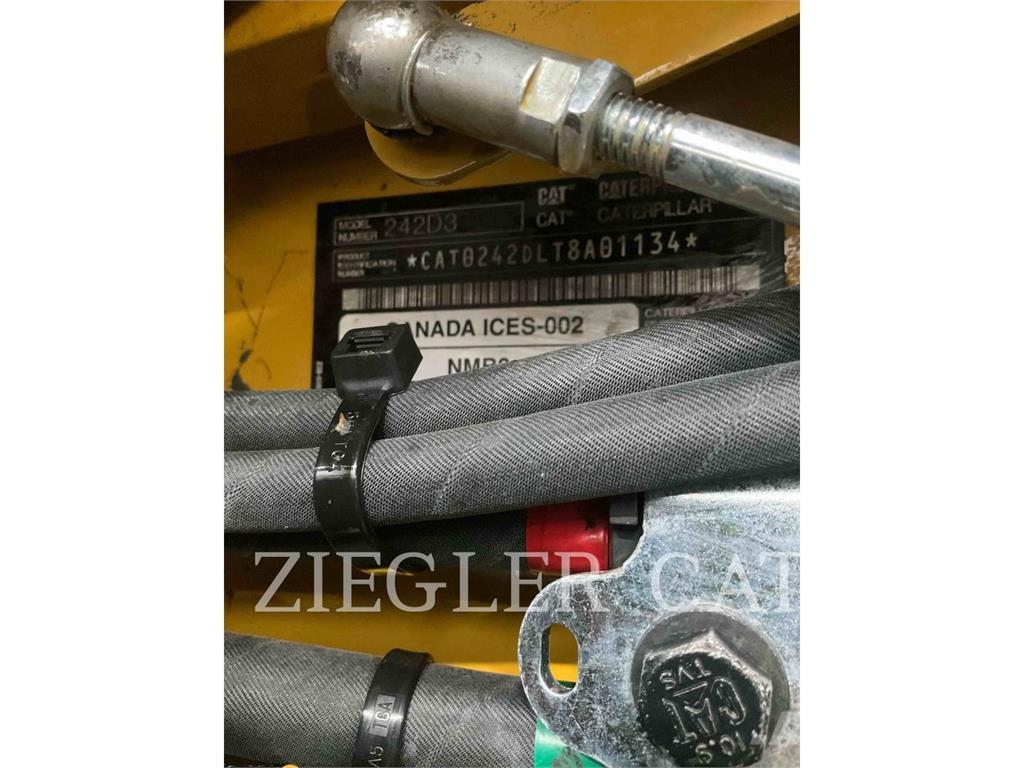 CAT 242D3 Φορτωτάκια