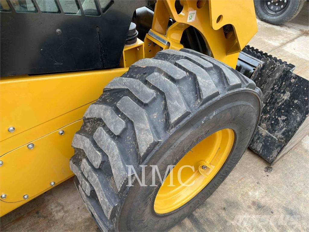 CAT 242D3 Мини-погрузчики