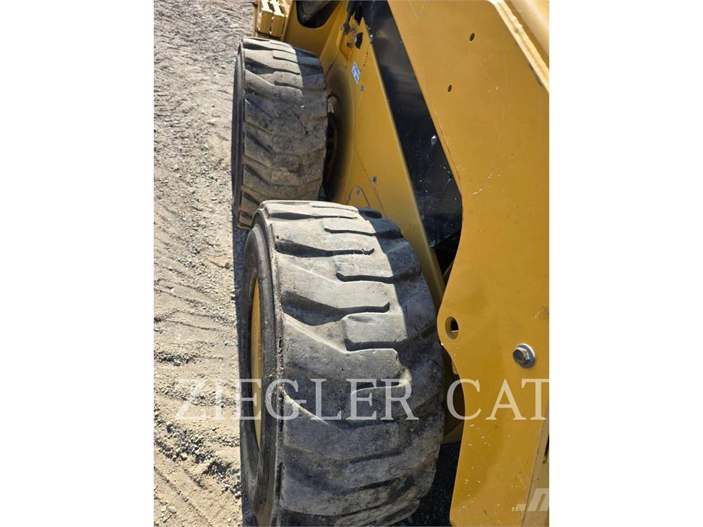 CAT 242D3 Φορτωτάκια