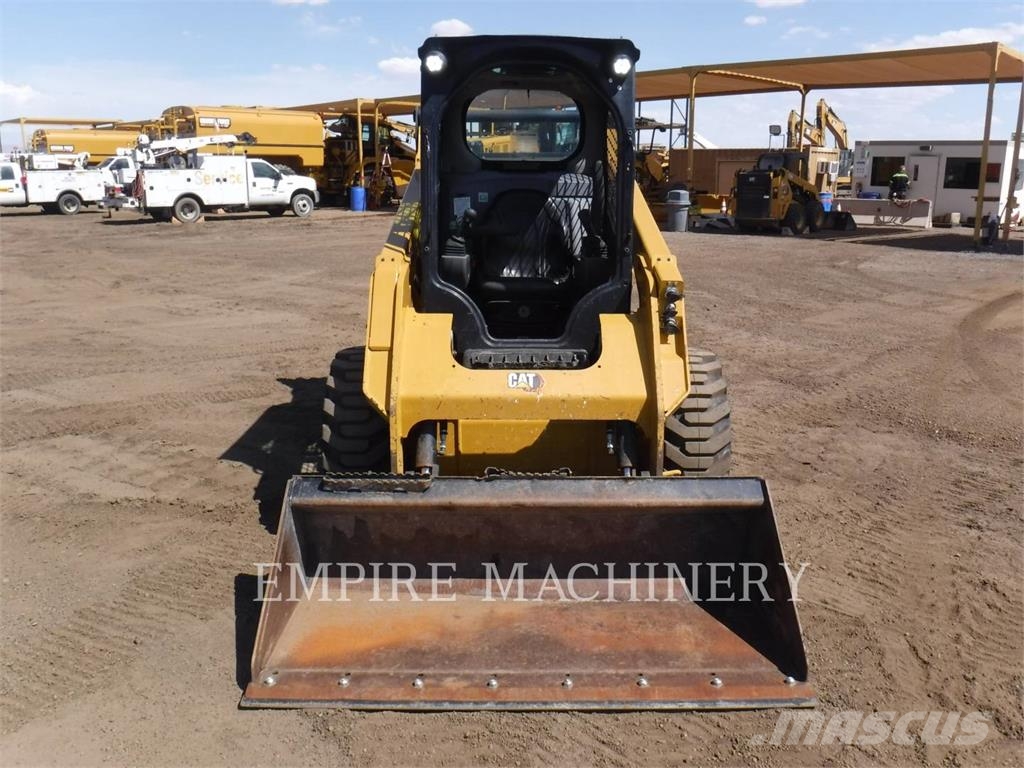 CAT 242D3 لوادر انزلاقية التوجيه