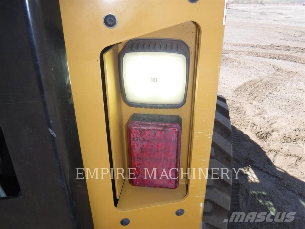 CAT 242D3 لوادر انزلاقية التوجيه