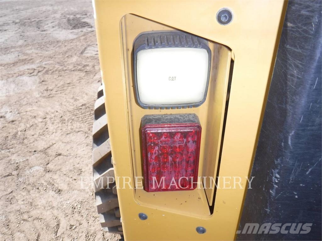 CAT 242D3 لوادر انزلاقية التوجيه