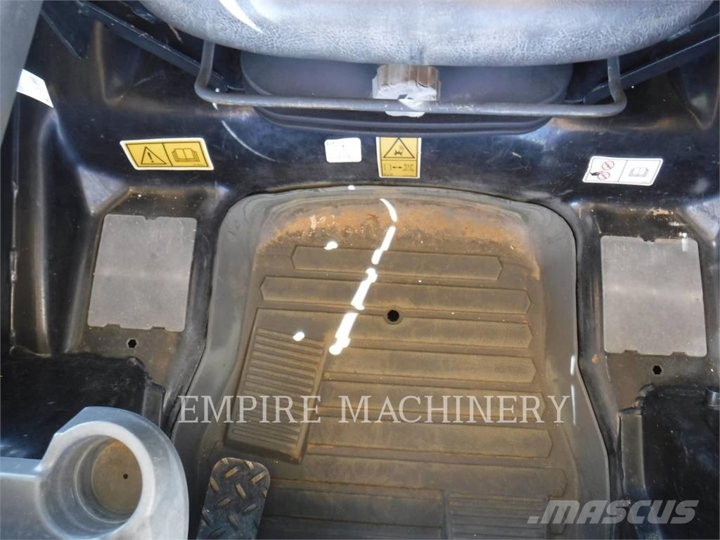 CAT 242D3 لوادر انزلاقية التوجيه