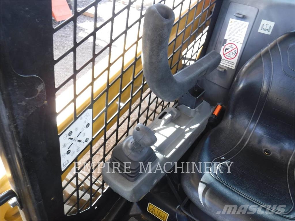 CAT 242D3 لوادر انزلاقية التوجيه