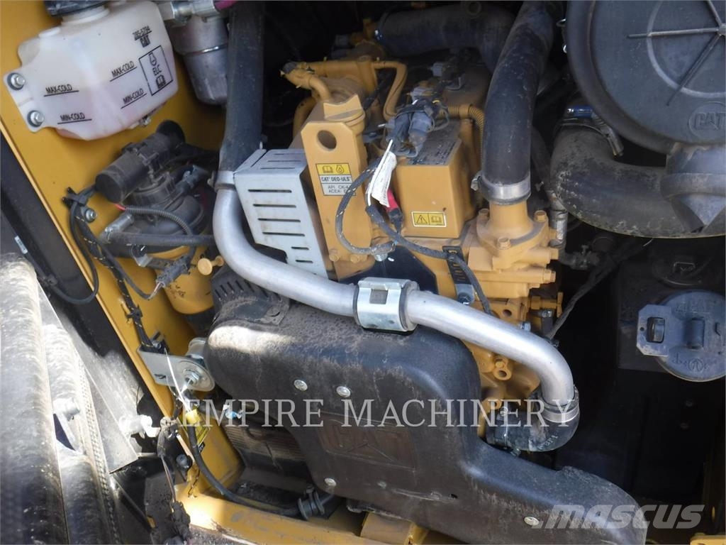 CAT 242D3 لوادر انزلاقية التوجيه