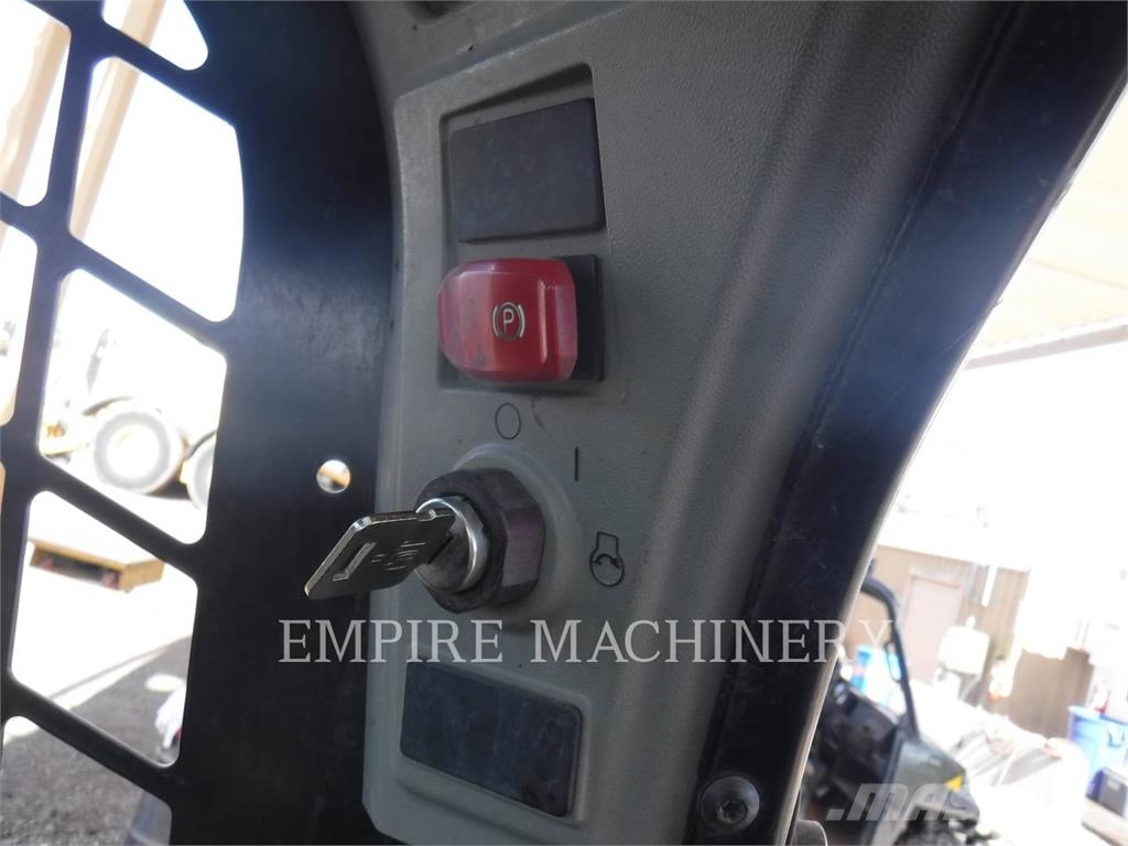 CAT 242D3 لوادر انزلاقية التوجيه