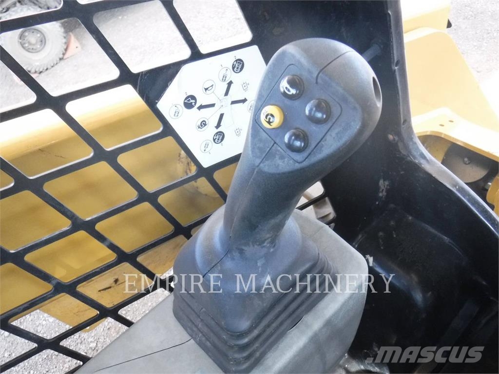 CAT 242D3 لوادر انزلاقية التوجيه