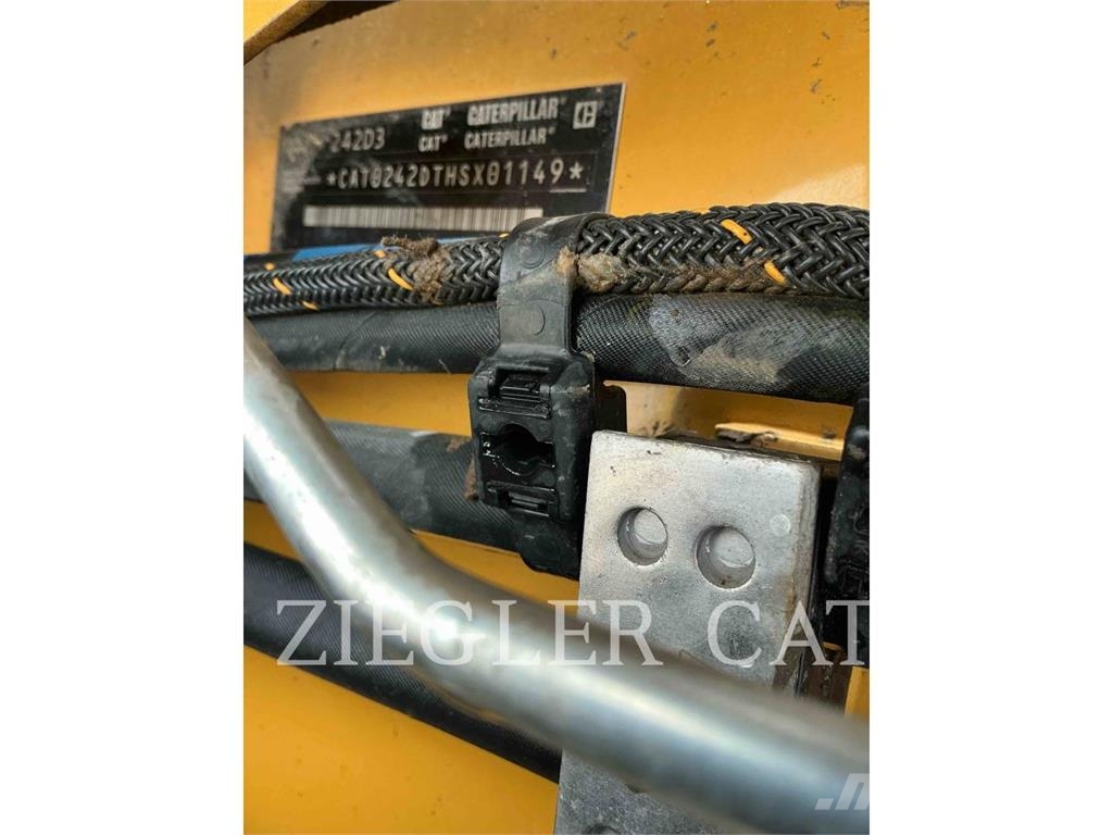 CAT 242D3 Φορτωτάκια