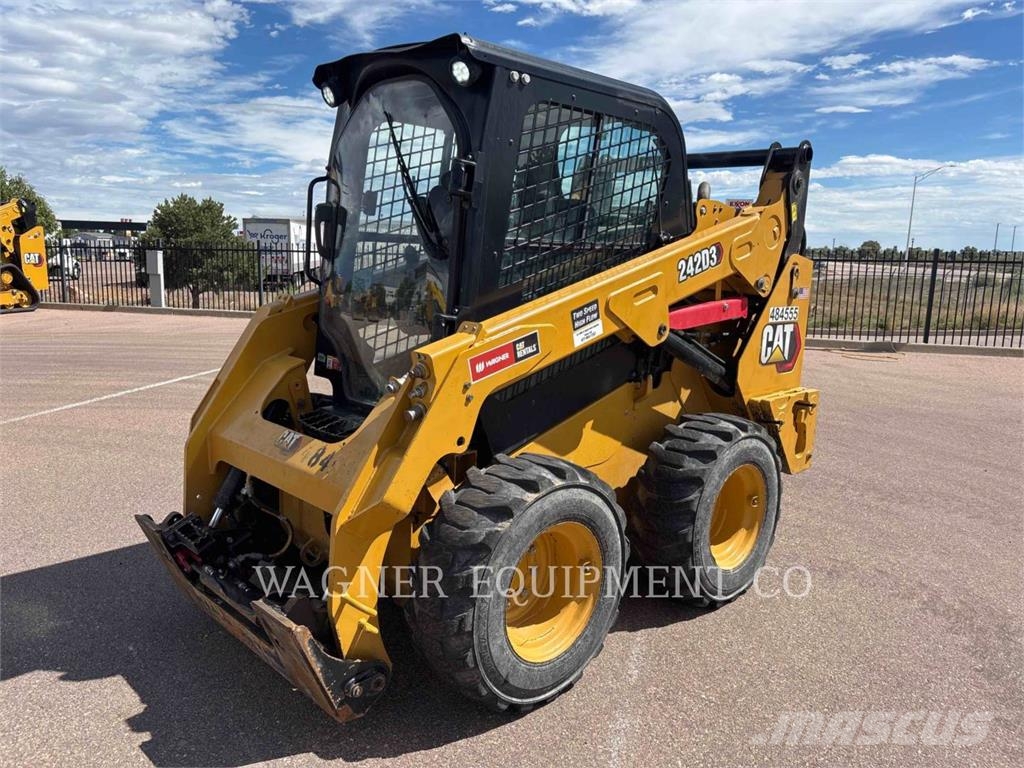 CAT 242D3 Skid steer mini nakladalci