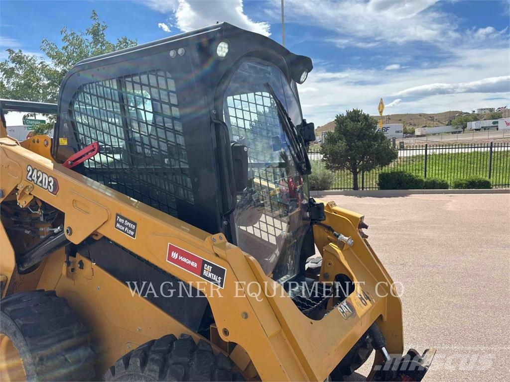 CAT 242D3 Skid steer mini nakladalci
