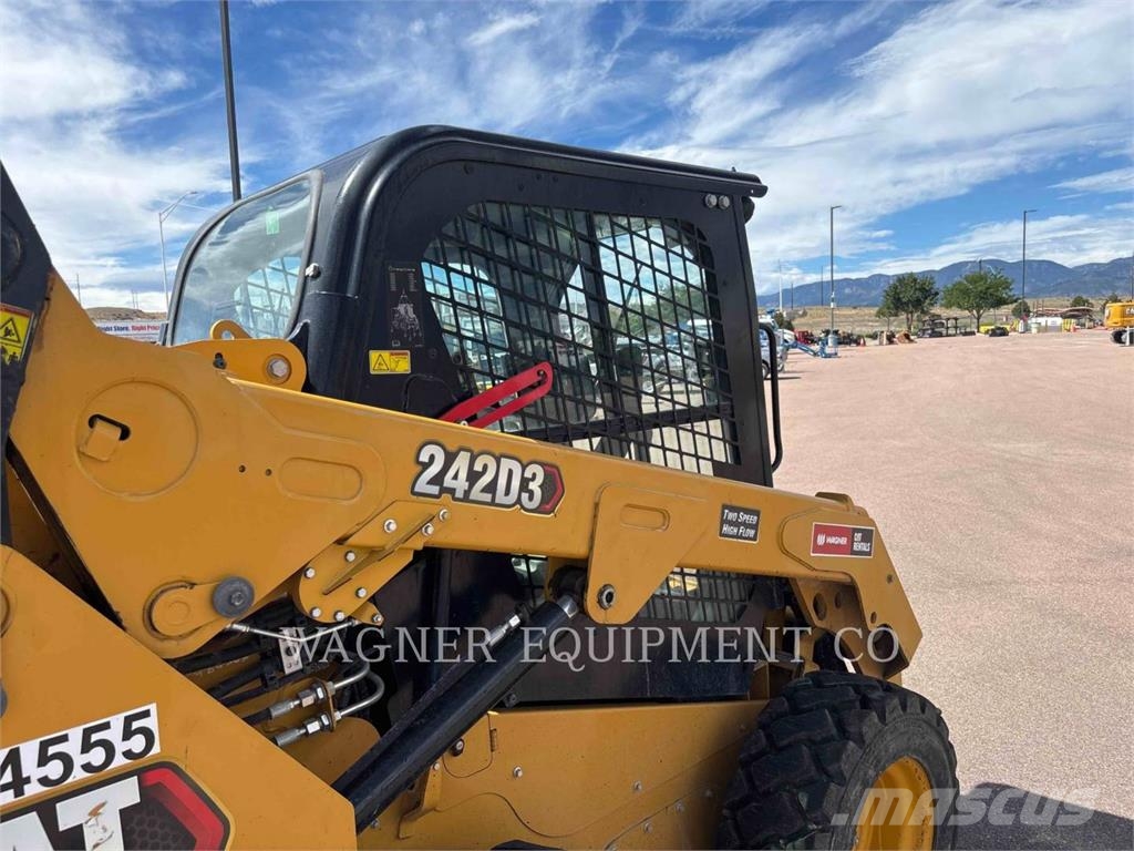 CAT 242D3 Skid steer mini nakladalci