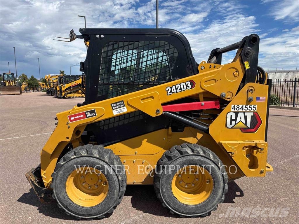 CAT 242D3 Skid steer mini nakladalci