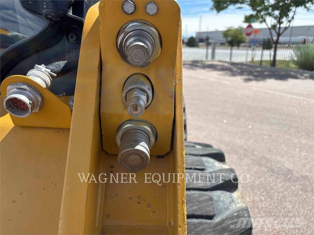 CAT 242D3 Skid steer mini nakladalci