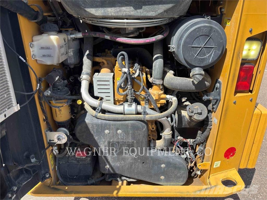 CAT 242D3 Skid steer mini nakladalci