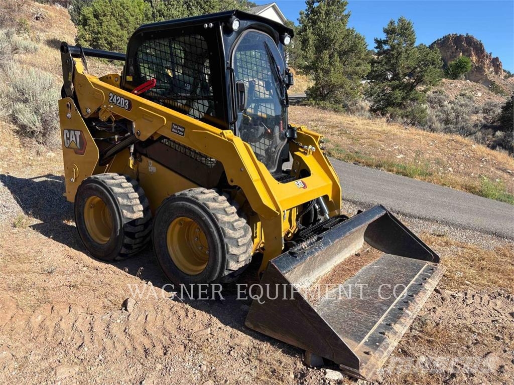CAT 242D3 Skid steer mini nakladalci
