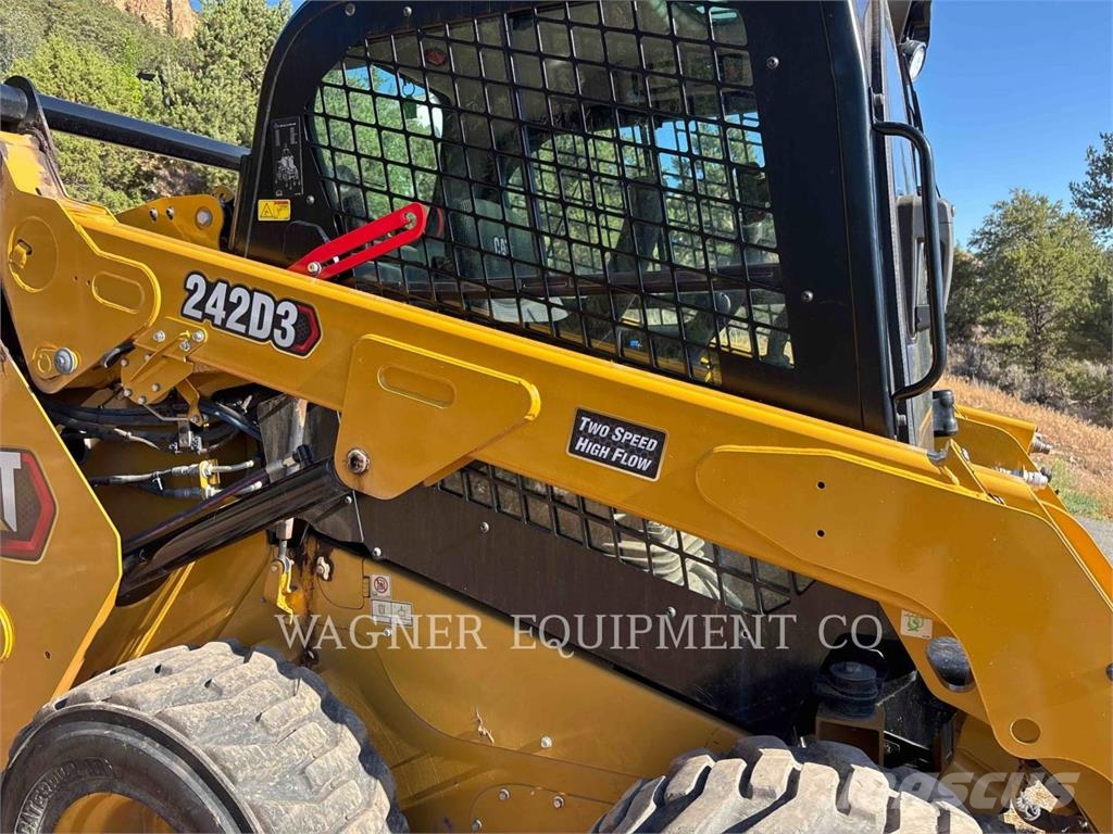 CAT 242D3 Skid steer mini nakladalci