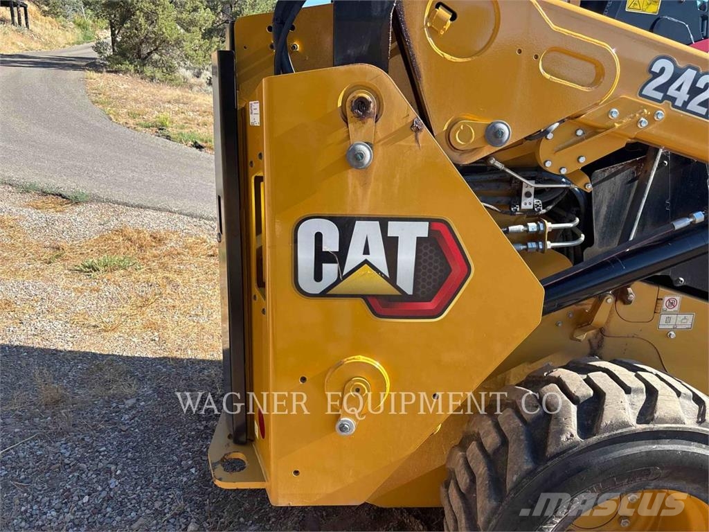 CAT 242D3 Skid steer mini nakladalci