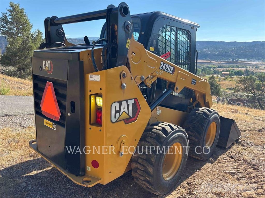CAT 242D3 Skid steer mini nakladalci