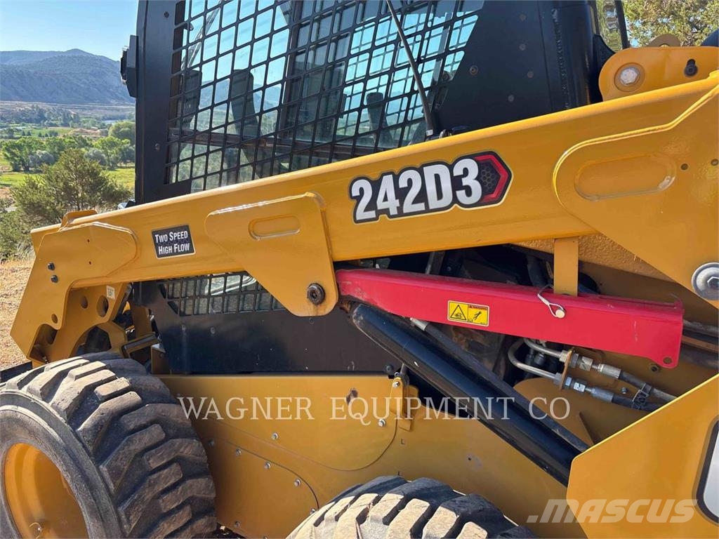 CAT 242D3 Skid steer mini nakladalci