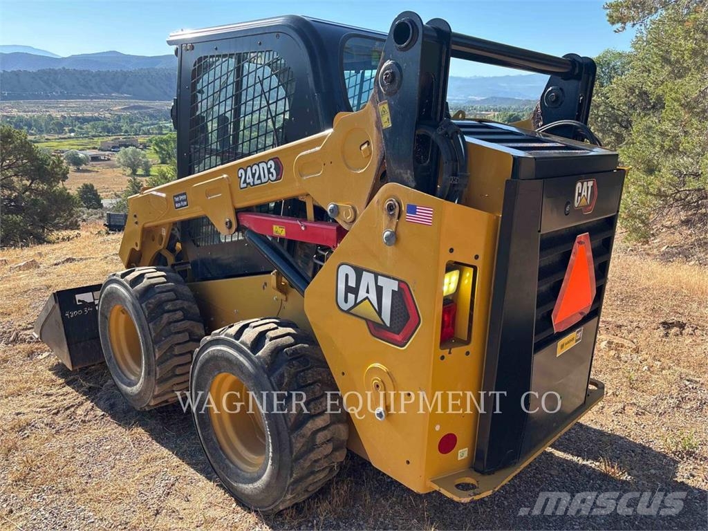 CAT 242D3 Skid steer mini nakladalci