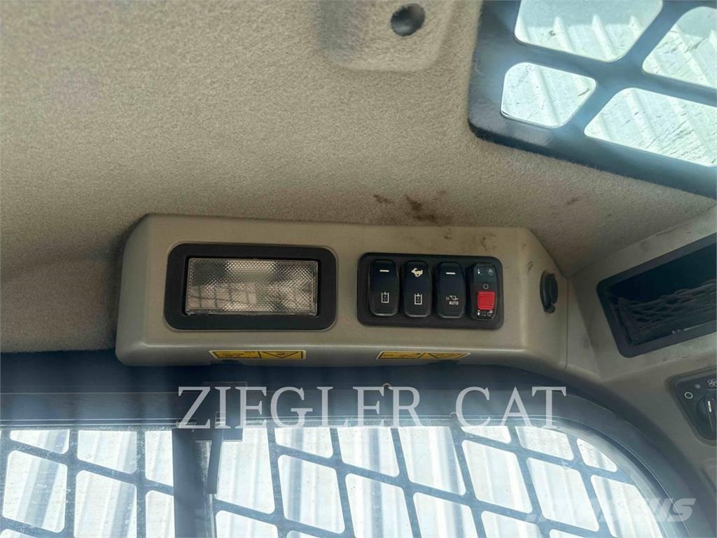 CAT 242D3 لوادر انزلاقية التوجيه