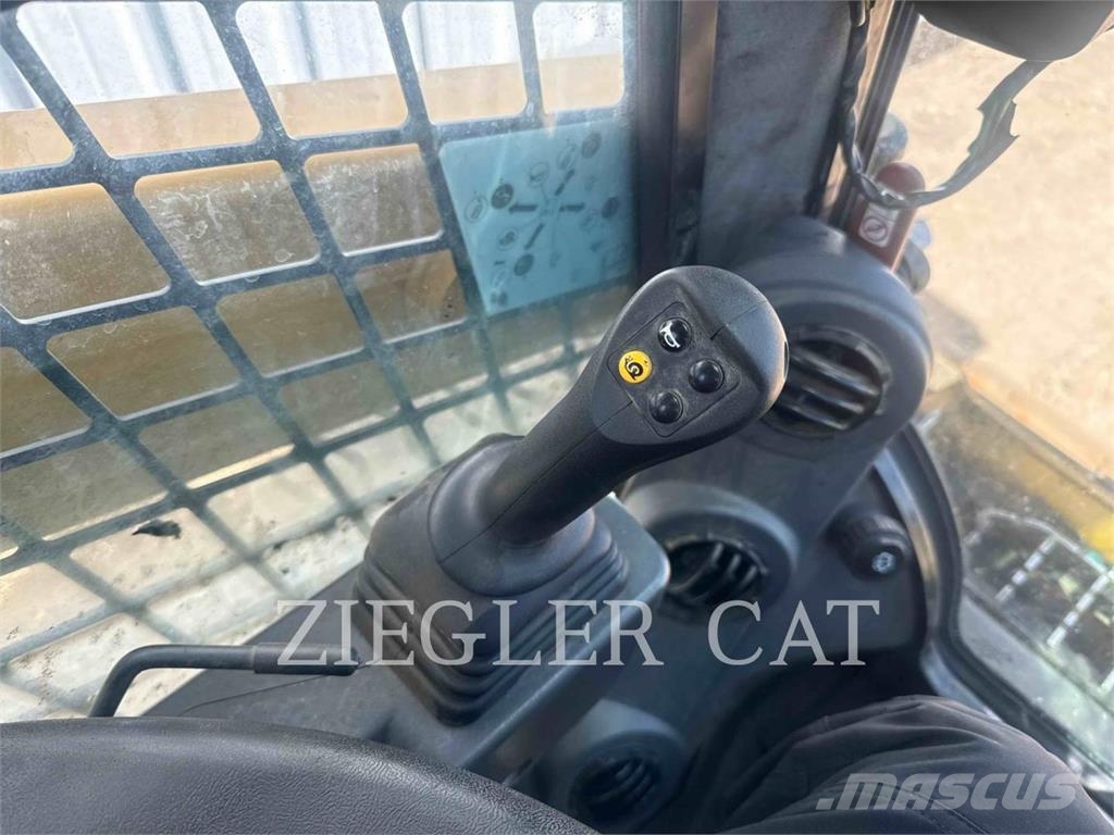 CAT 242D3 لوادر انزلاقية التوجيه