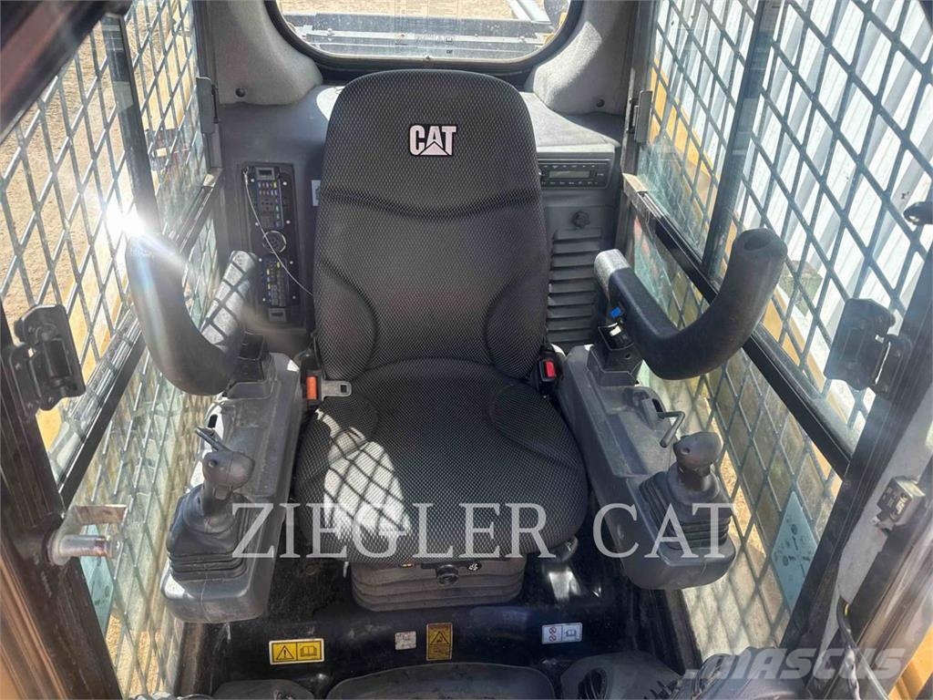 CAT 242D3 لوادر انزلاقية التوجيه