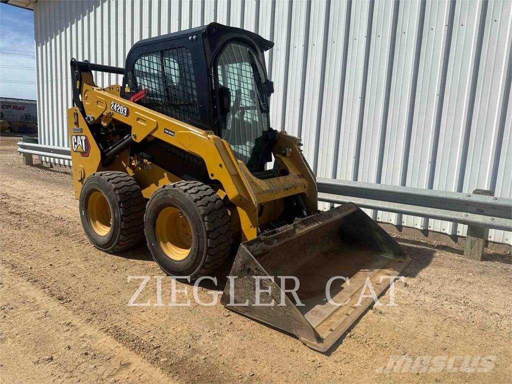 CAT 242D3 لوادر انزلاقية التوجيه