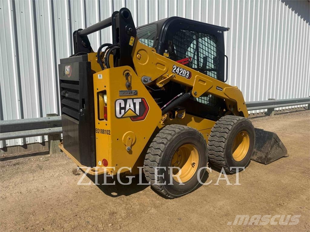 CAT 242D3 لوادر انزلاقية التوجيه