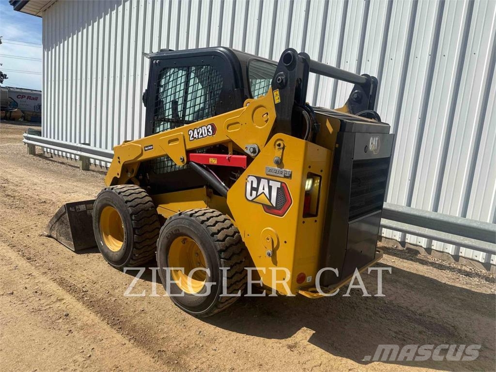 CAT 242D3 لوادر انزلاقية التوجيه