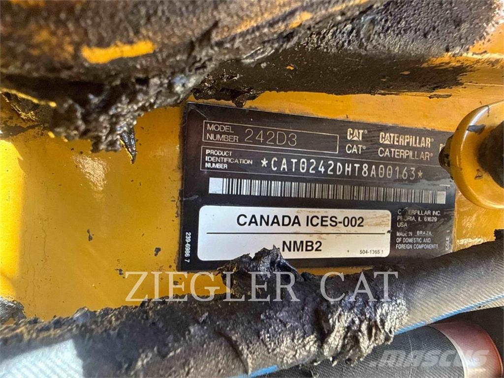 CAT 242D3 لوادر انزلاقية التوجيه