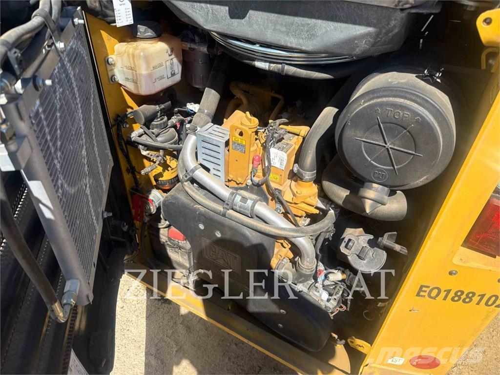 CAT 242D3 لوادر انزلاقية التوجيه