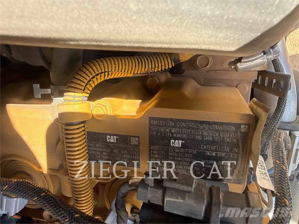 CAT 242D3 لوادر انزلاقية التوجيه