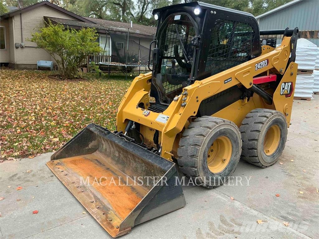 CAT 242D3 لوادر انزلاقية التوجيه