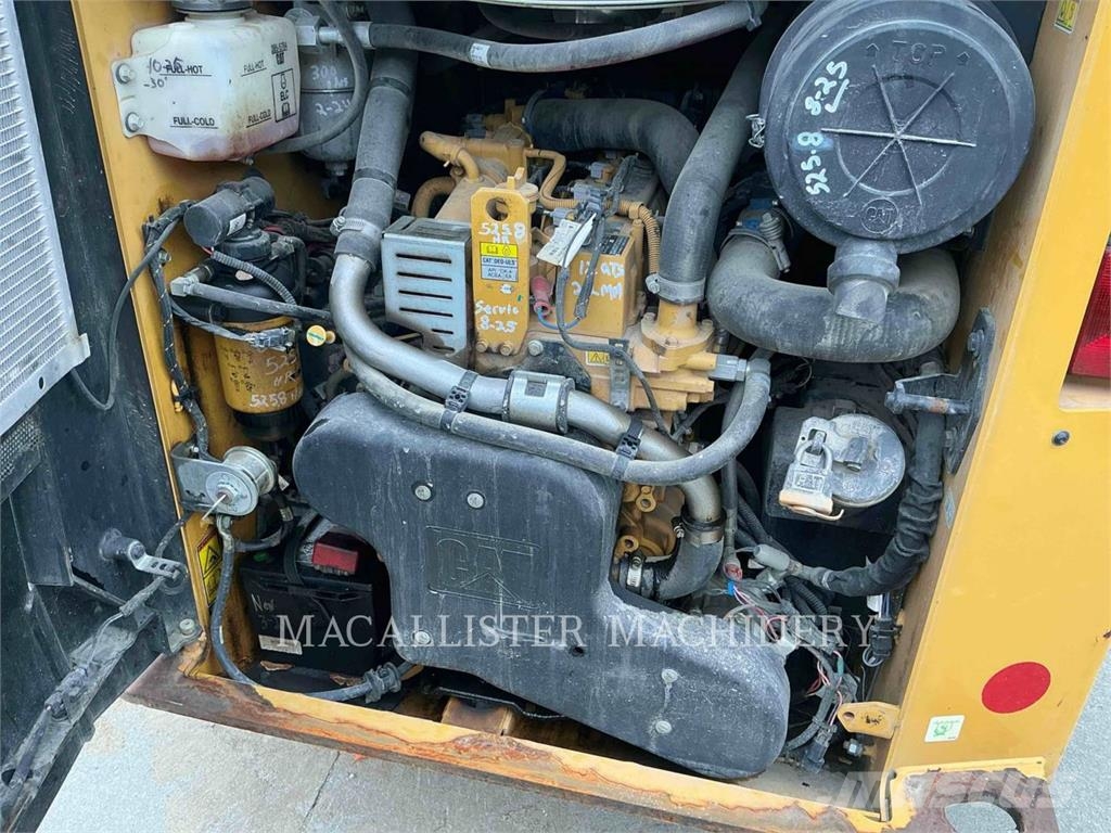 CAT 242D3 لوادر انزلاقية التوجيه