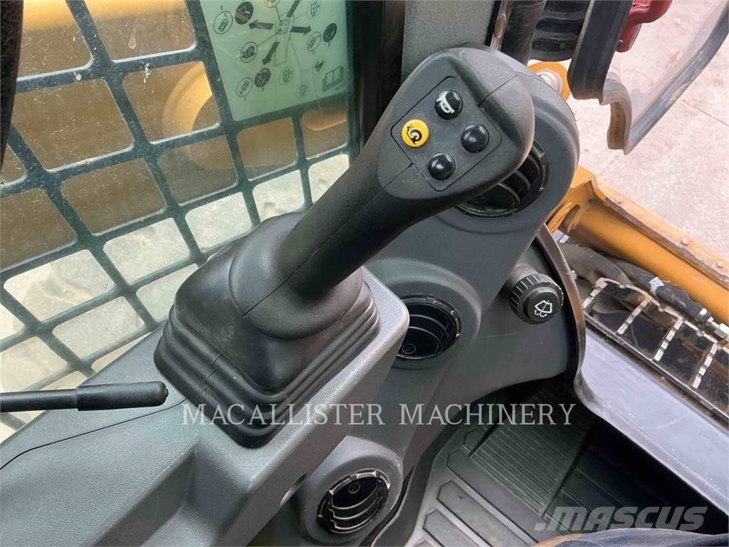 CAT 242D3 لوادر انزلاقية التوجيه
