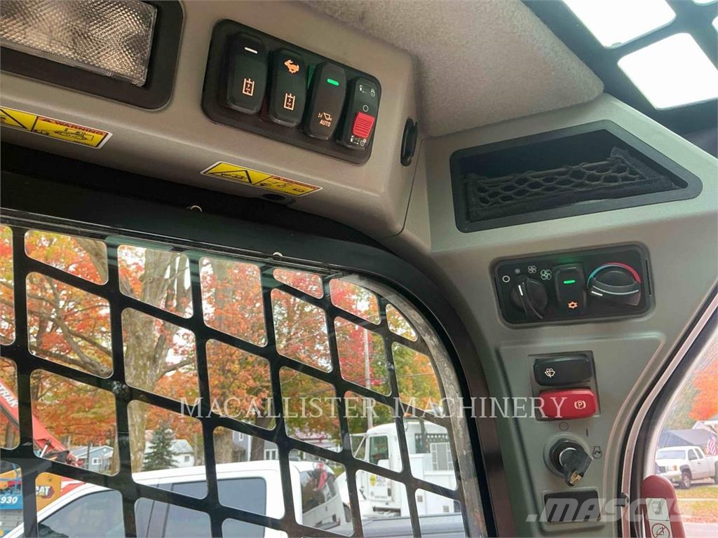 CAT 242D3 لوادر انزلاقية التوجيه