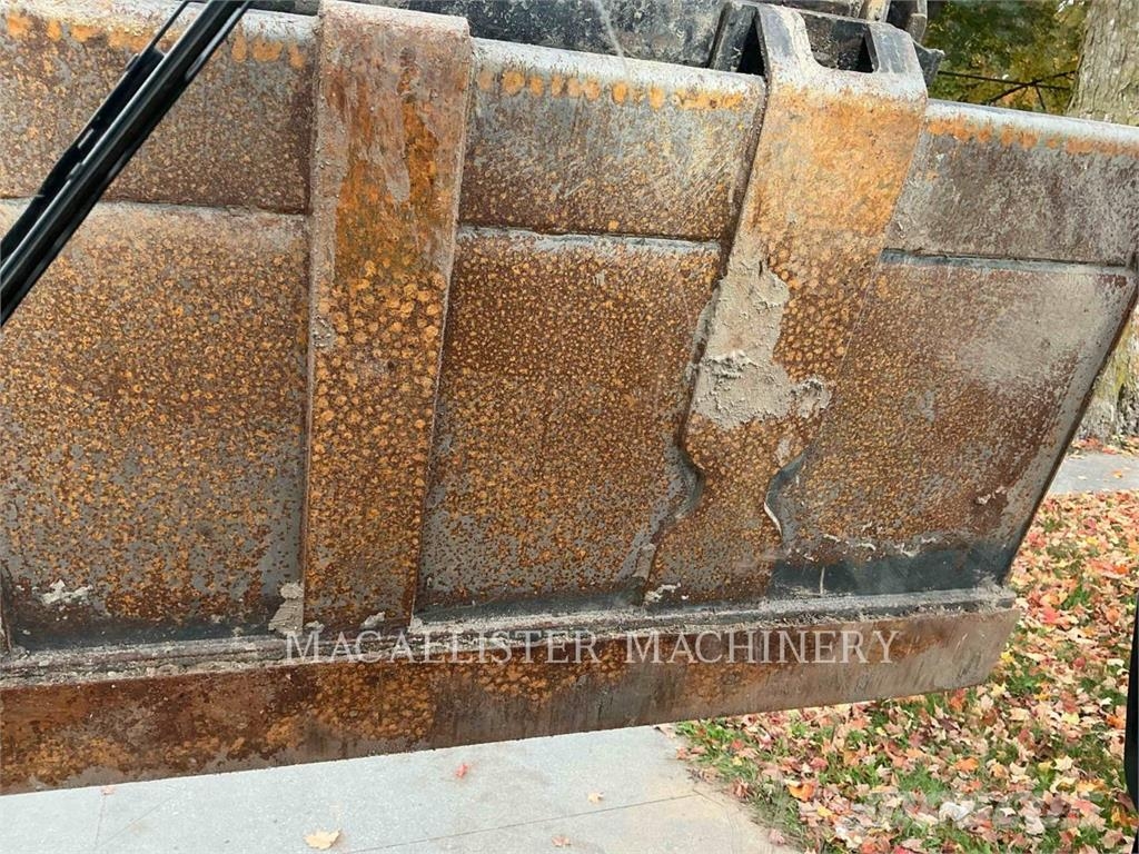 CAT 242D3 لوادر انزلاقية التوجيه