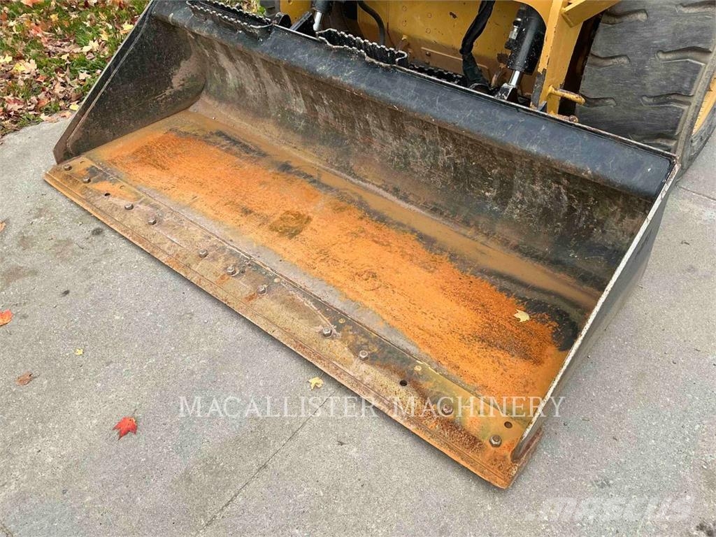 CAT 242D3 لوادر انزلاقية التوجيه